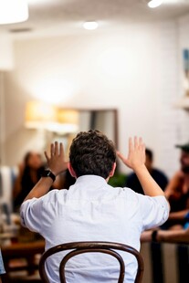 课堂上学生举手回答问题