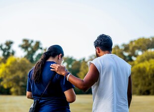 情侣漫步 温馨相伴