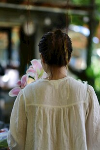 身着白衣背对镜头的女子