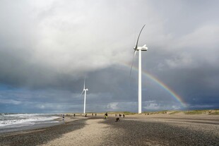 海边风车下的彩虹美景