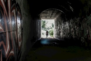 隧道尽头的光亮与涂鸦