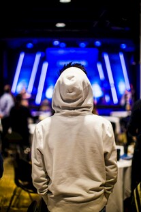 背对舞台的观演者