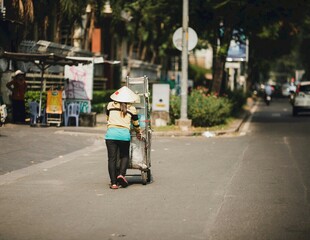 街头推车的劳动者