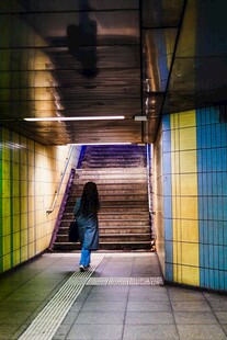地铁站内独自前行的身影