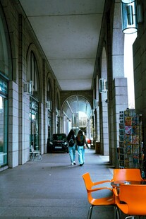 长廊下的休闲桌椅场景