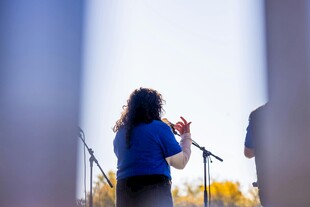 女子舞台吹奏乐器表演