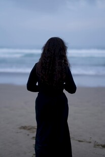 海边独站的长发女子