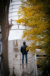 漫步秋日林间小道的身影