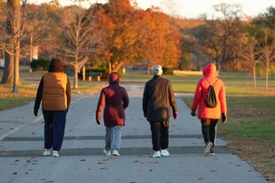 秋日里结伴漫步的人群