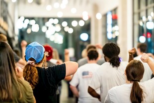 街头人群举起手机拍照瞬间