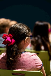 女孩发间红蝴蝶结