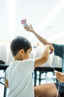 儿童专注玩悠悠球瞬间