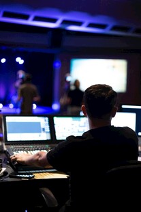 电脑前忙碌的工作人员