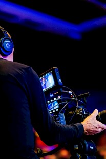 摄影师专注操作摄影设备