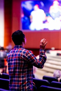 观众在影院观影激动鼓掌