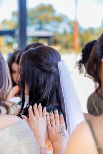 新娘与伴娘亲密互动瞬间