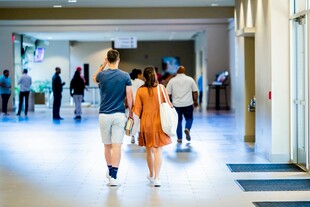 校园走廊上行走的学生们