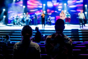 观众观看舞台演出瞬间