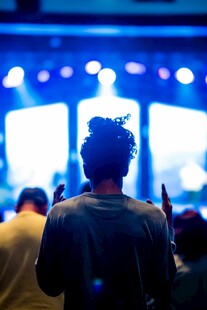 观众观看舞台演出背影