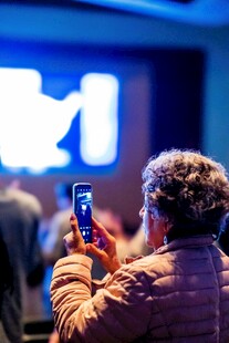 观众现场用手机拍摄画面