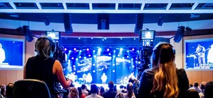 展会现场人群与展示画面