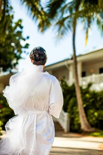 新娘身着白纱漫步户外