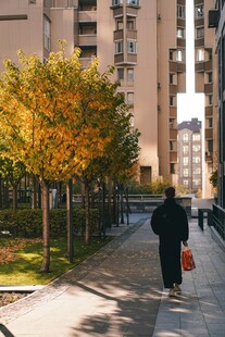 秋日行人漫步小区小道