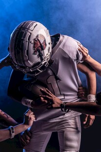 美式橄榄球运动员激烈对抗