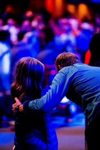 舞台上两人亲密互动瞬间