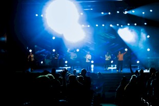 舞台灯光下的热闹演出