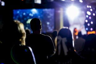 舞台前观众的剪影