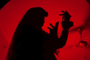 神秘红衣剪影手势造型