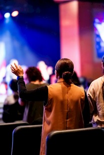 观众在会场热情互动