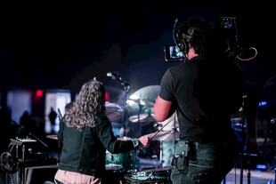 舞台上的鼓手与吉他手