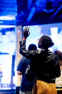 观众在现场热情挥手