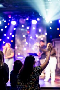 舞台表演现场观众热情互动