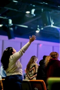 观众在活动现场热情互动