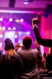 观众热情参与现场演出