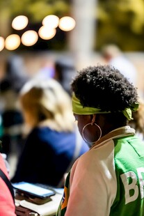 街头演奏者专注表演