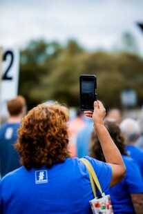 观众赛场举手机记录瞬间