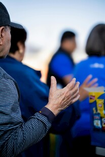 团队成员鼓掌场景