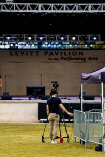 赛场裁判专注观赛