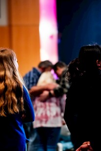 人群中的拥抱场景