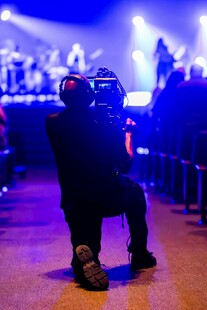 摄影师专注拍摄舞台瞬间