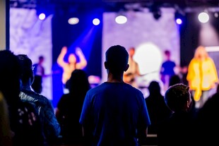 舞台前观众观看演出场景