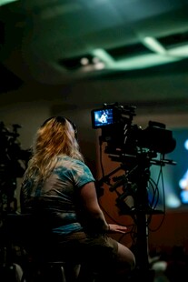 女性专注操作摄像设备