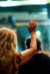 情侣观影时的温馨互动