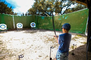 户外射箭练习场景