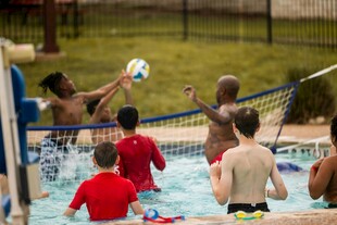 泳池中欢乐的足球 戏