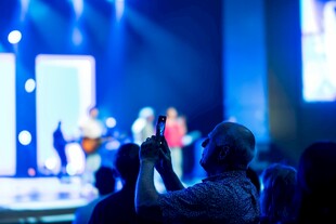 观众舞台前专注拍照瞬间